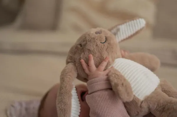 FLOW AMSTERDAM Milo (beige bunny) - Heartbeat Comforter 2